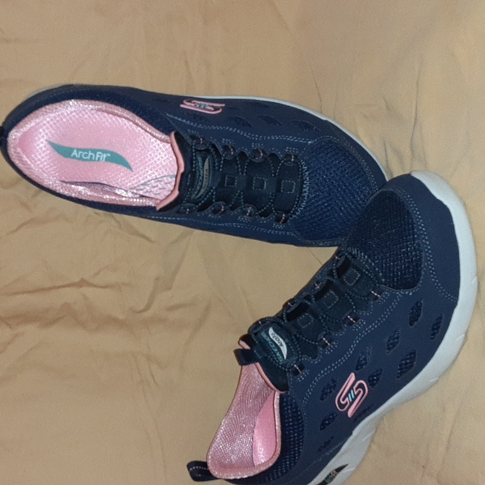 Women's Skechers Archfit Refine Size 9